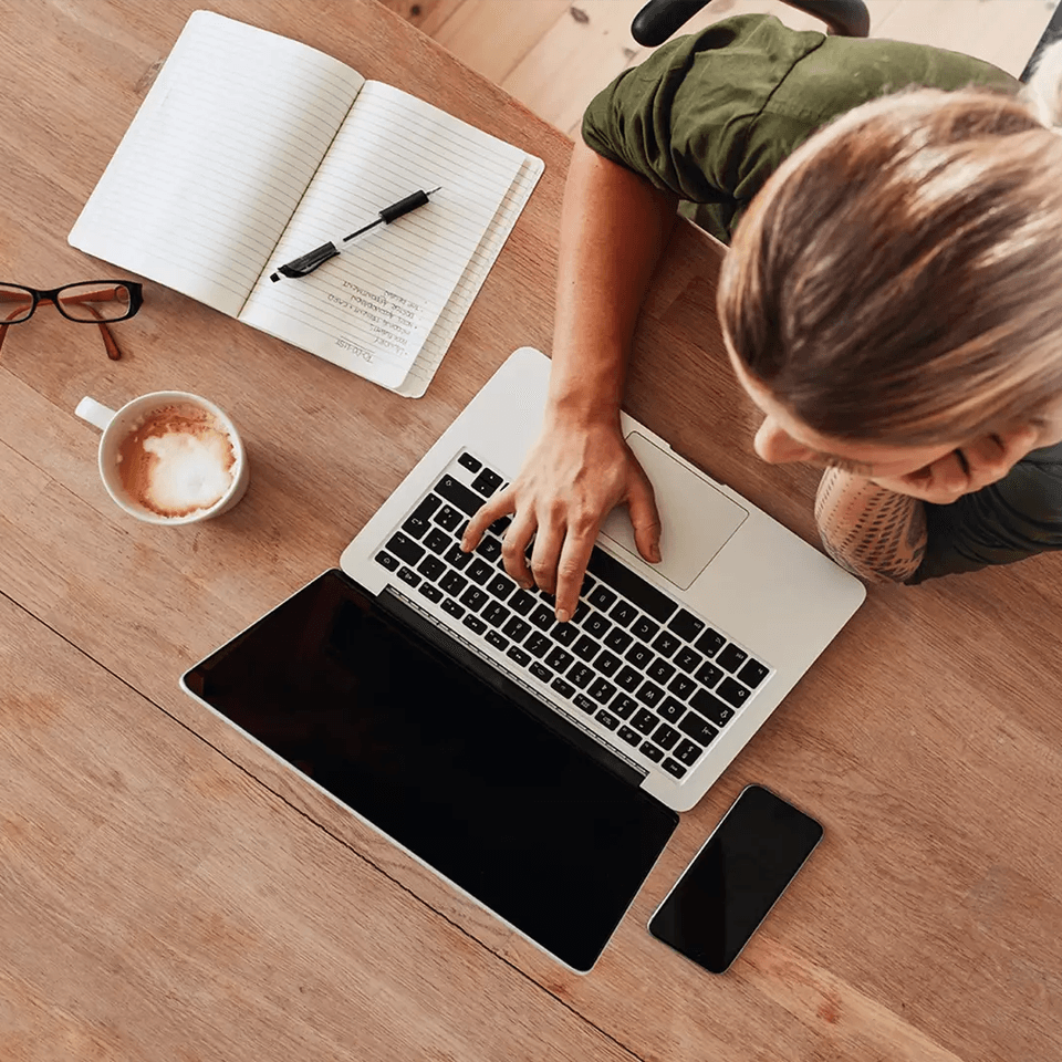 girl working 
