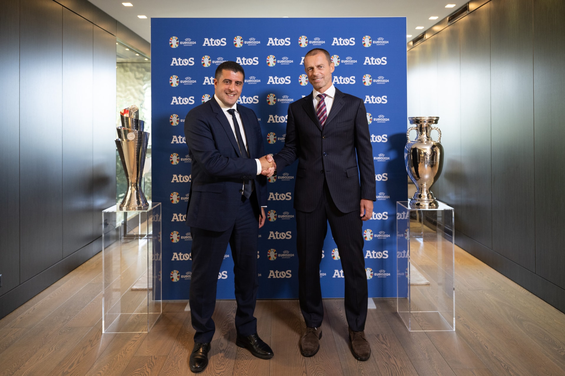 Aleksander Čeferin, Président de l’UEFA, et Nourdine Bihmane, Directeur général adjoint d'Atos et Directeur général de Tech Foundations, lors d’une rencontre à Nyon, Suisse. Photo de Kristian Skeie - UEFA/UEFA via Getty Images